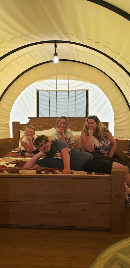Smoky Hollow Outdoor Resort Covered Wagon セバービル エクステリア 写真